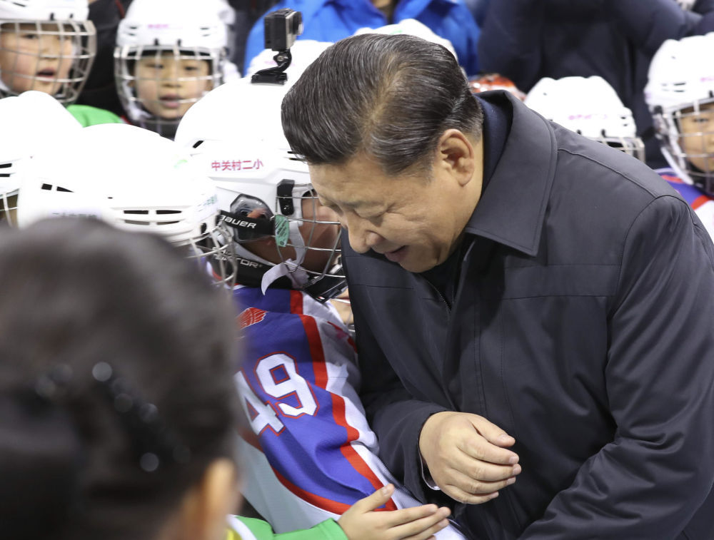 2017年2月24日，習(xí)近平在五棵松體育中心同冰球小隊(duì)員“撞肩”互動