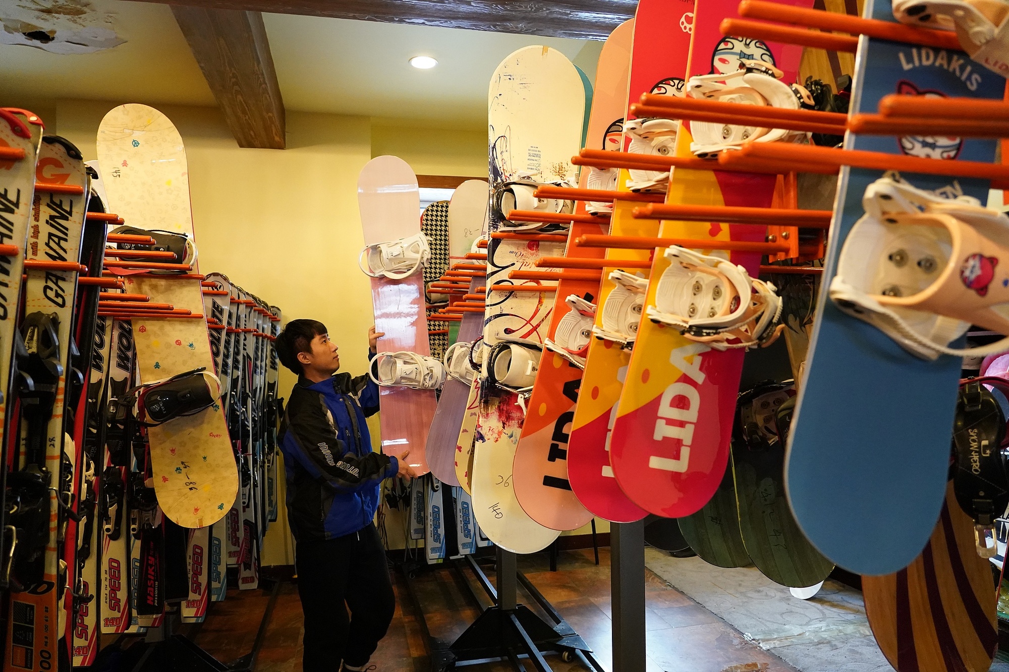海拉爾滑雪場，工作人員在整理雪具