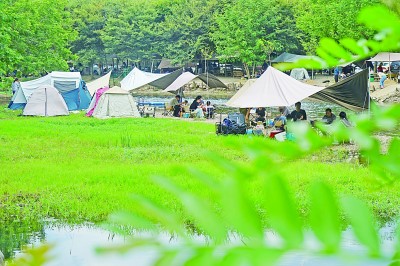 徑山鎮(zhèn)一家露營基地迎來眾多游客。新華社發(fā)
