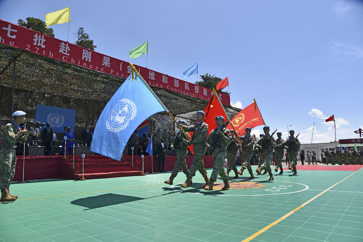 2024年4月9日，在剛果（金）南基伍省布卡武市的中國半島營區(qū)，中國第27批赴剛果（金）維和部隊官兵被授予聯(lián)合國“和平勛章”。新華社發(fā)（中國第27批赴剛果（金）維和部隊供圖）