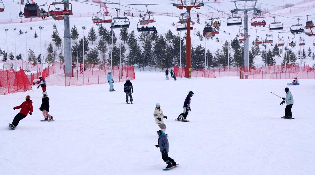 2025年1月8日，滑雪愛好者在新疆阿勒泰市將軍山滑雪場的雪道上滑行。新華社記者 張嘯誠 攝