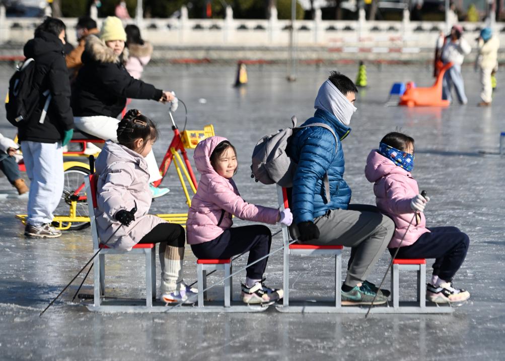 2025年1月19日，在北京什剎海冰場，小朋友和家長一起體驗冰上運動。新華社記者 張晨霖 攝