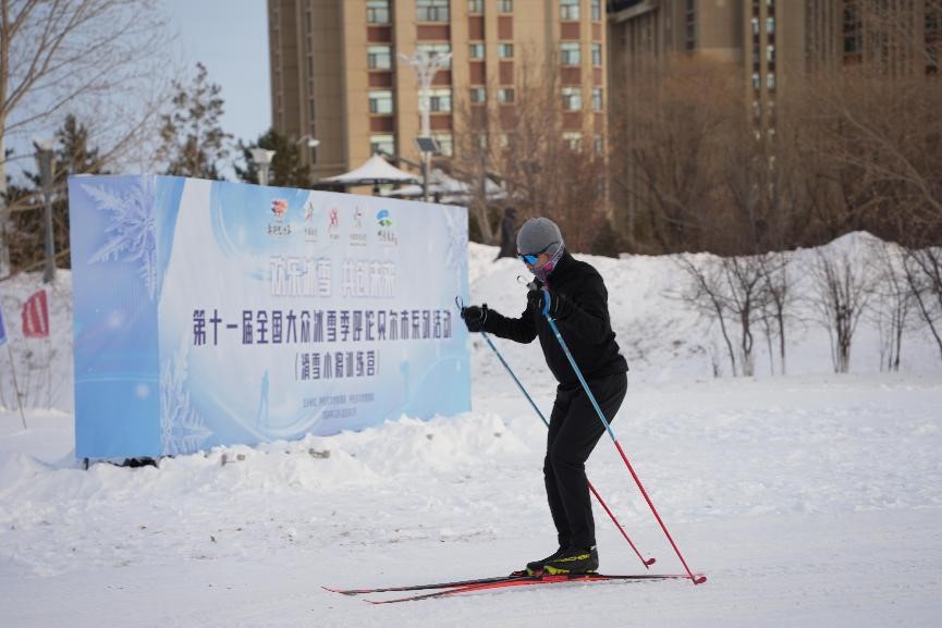 在呼倫貝爾，滑雪愛(ài)好者在城市越野滑雪公園內(nèi)滑雪。人民網(wǎng)記者 苗陽(yáng)攝