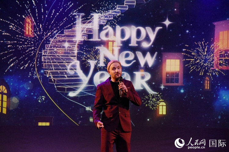 瑞典籍歌手天木演唱歌曲《Happy New Year》。人民網(wǎng)記者 殷淼攝