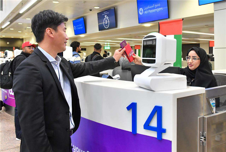 1月22日，迪拜免稅店聯(lián)合迪拜移民局向入境中國(guó)旅客贈(zèng)送新年賀禮。迪拜移民局供圖