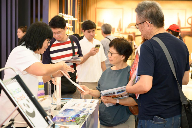 當?shù)鼐用褡稍冎袊┞糜雾椖??；顒又鬓k方供圖