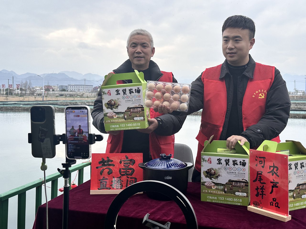 在蒼南金鄉(xiāng)鎮(zhèn)，永興、半浹連、河尾垟?shù)犬?dāng)年受災(zāi)的臨近村落，正連片建設(shè)美麗江南水鄉(xiāng)新景。圖為河尾垟村設(shè)在河邊的“共富直播間”。金鄉(xiāng)鎮(zhèn) 供圖