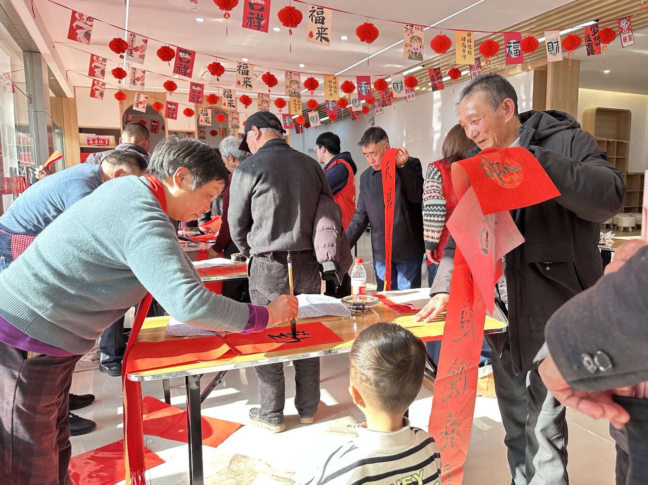 今年春節(jié)前夕，慶元縣濛洲街道同濟(jì)新村，一場(chǎng)送春聯(lián)活動(dòng)熱鬧舉行。慶元縣融媒體中心 供圖