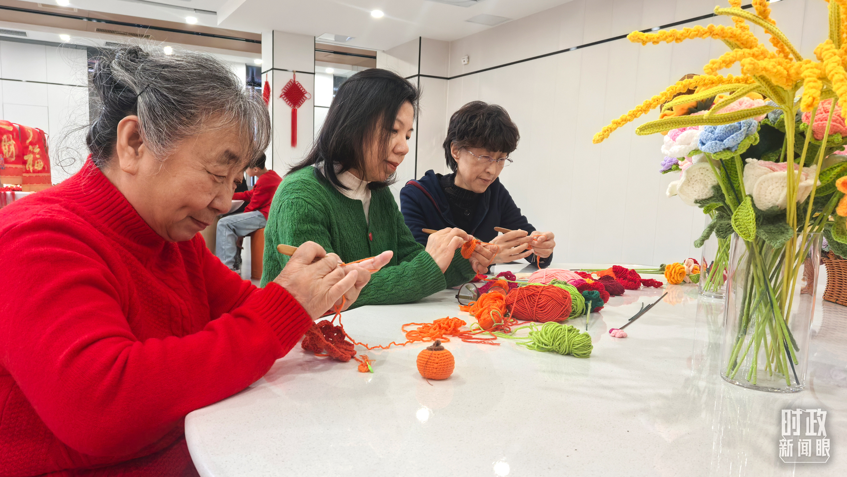 長(zhǎng)安社區(qū)黨群服務(wù)中心里，居民們正在制作手工藝品。（總臺(tái)央視記者鐘銳拍攝）