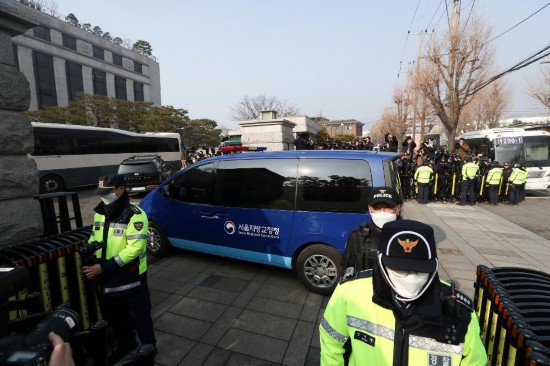  1月21日，尹錫悅乘坐的車輛進(jìn)入韓國首爾的憲法法院。新華社記者姚琪琳攝