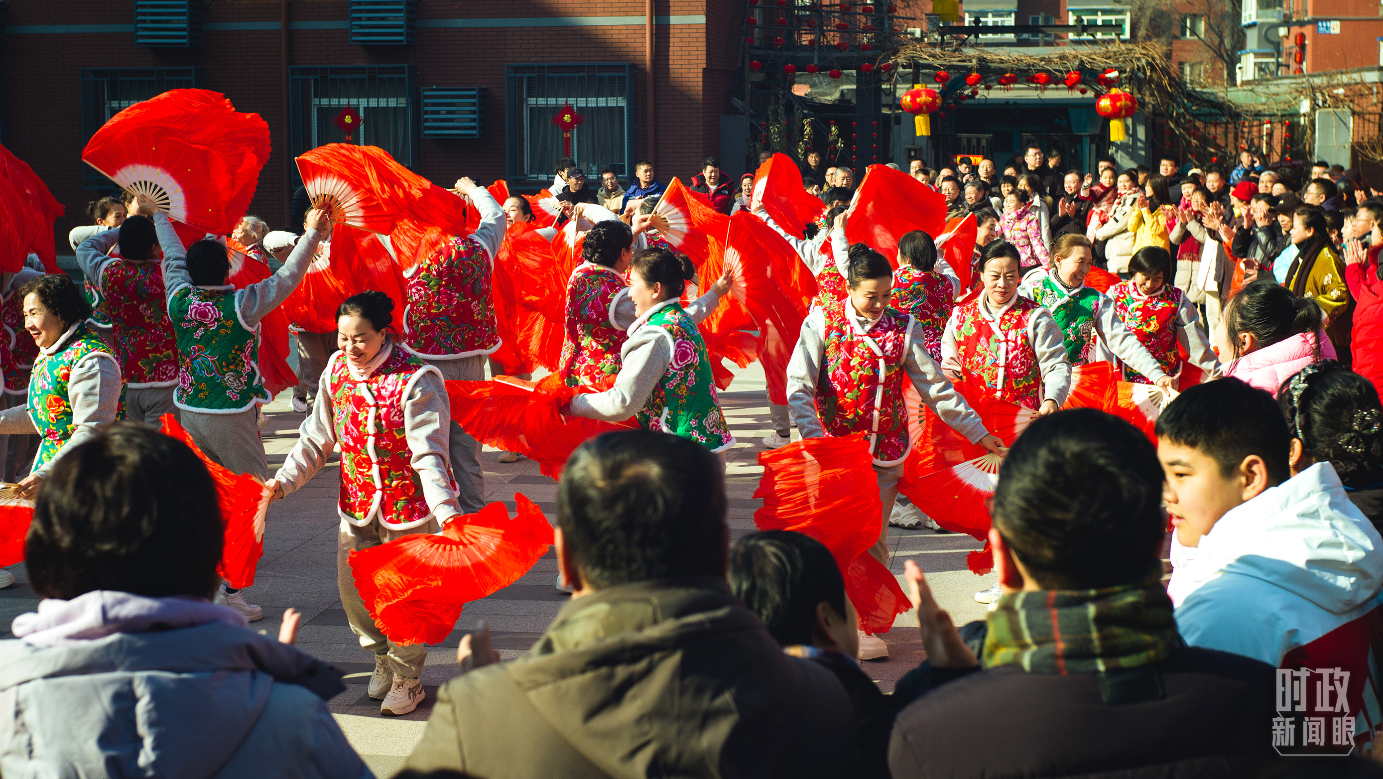 長(zhǎng)安小區(qū)文化廣場(chǎng)上，居民們扭起歡快的秧歌。（總臺(tái)央視記者彭漢明拍攝）