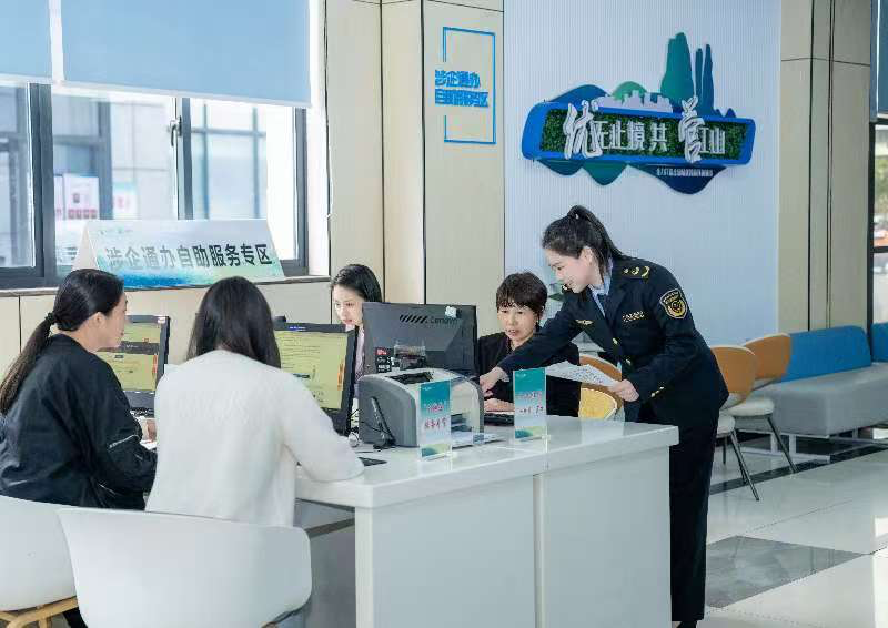 工作人員指導(dǎo)企業(yè)一次性完成信息填報。圖片來源：浙江衢州市市場監(jiān)督管理局