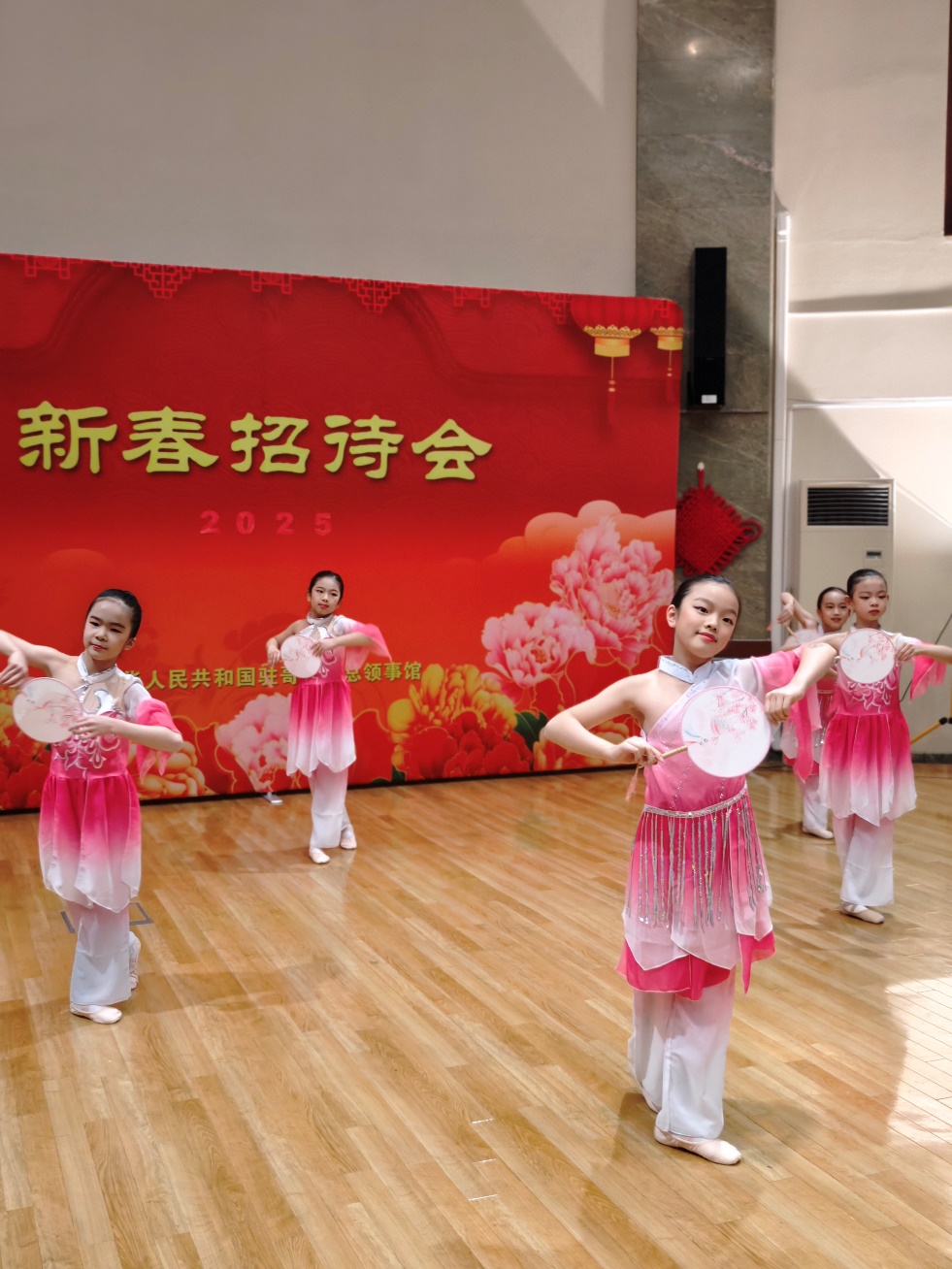 兒童舞蹈表演。中國駐哥德堡總領(lǐng)館供圖