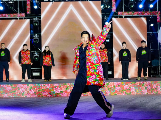 健身教練劉畊宏耐心帶領(lǐng)現(xiàn)場以及線上的朋友們進(jìn)行熱身。人民網(wǎng)記者 許維娜攝