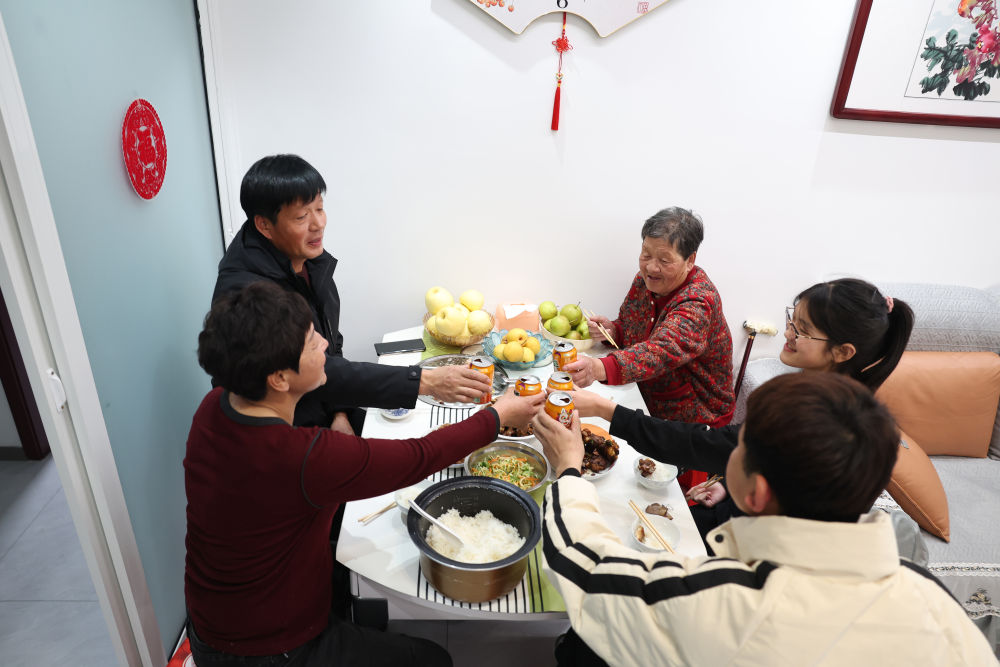 2025年1月22日，遼寧省葫蘆島市綏中縣祝家溝村村民朱西存一家在新房里。新華社記者姚劍鋒 攝