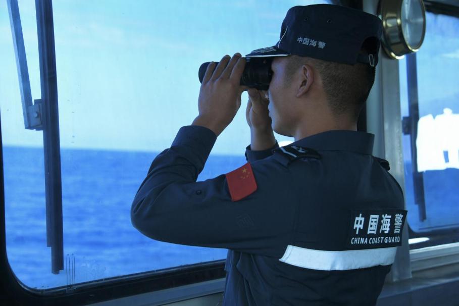 1月27日，中國(guó)海警海鷗艦執(zhí)法員在巡航期間執(zhí)勤瞭望。