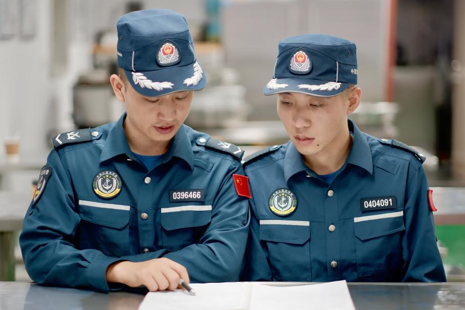 1月27日，中國(guó)海警海鷗艦執(zhí)法員研習(xí)設(shè)備維修保養(yǎng)案例。