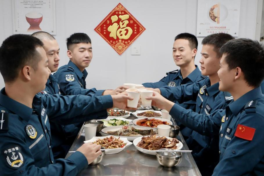 1月28日，在中國(guó)海警海鷗艦上，執(zhí)法員們聚餐慶祝農(nóng)歷春節(jié)。
