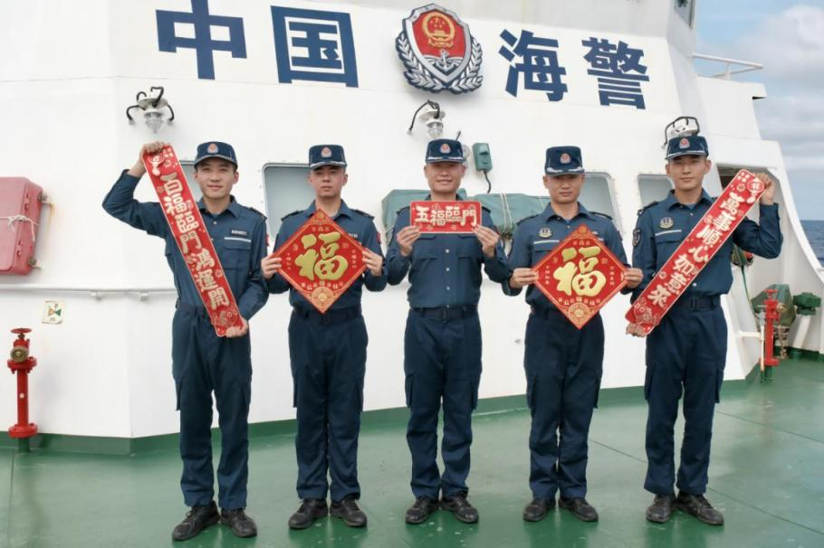 1月27日，中國(guó)海警海鷗艦執(zhí)法員們展示春聯(lián)福字，慶祝農(nóng)歷春節(jié)。