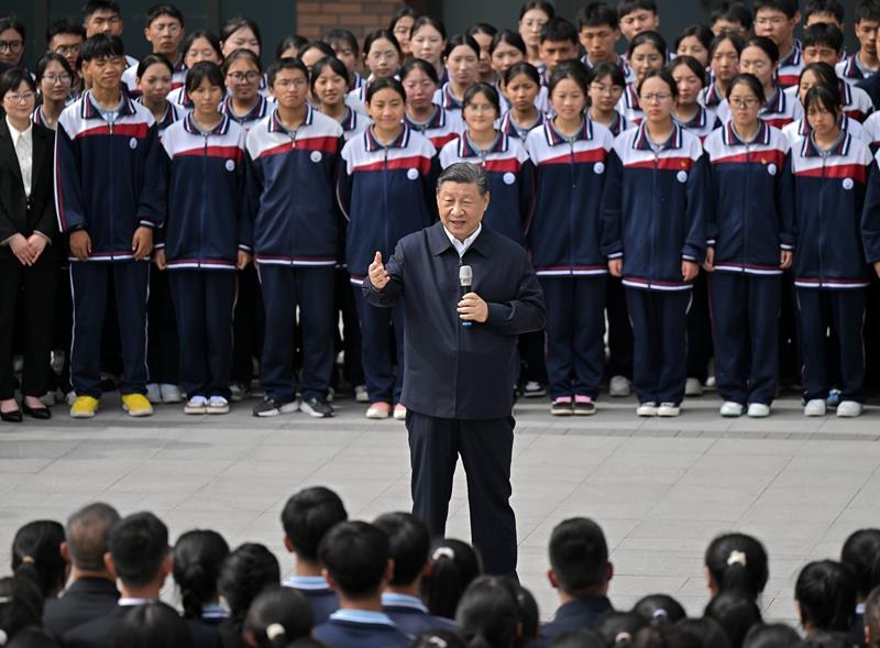 △2024年6月18日，習(xí)近平總書記在青海果洛西寧民族中學(xué)考察時，同師生們親切交流。