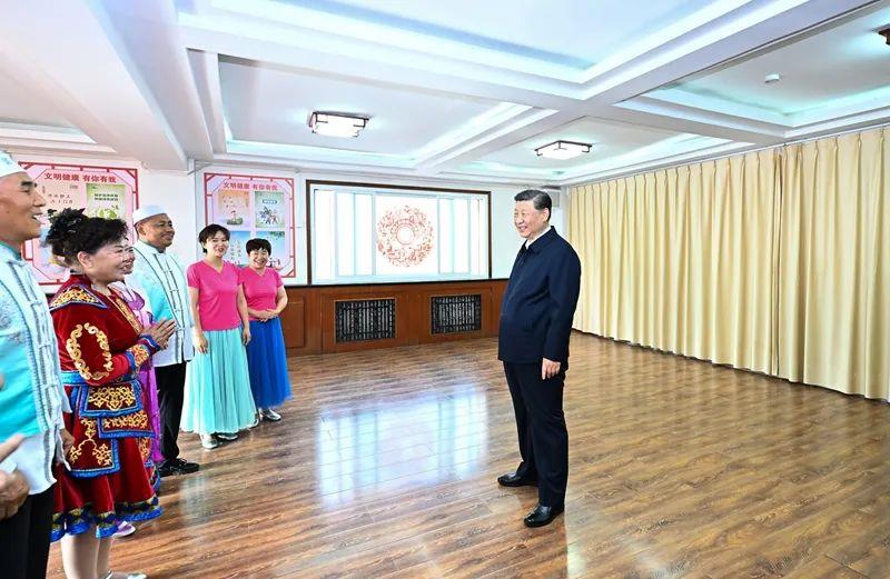 △2024年6月19日，寧夏銀川市金鳳區(qū)長城花園社區(qū)活動室，習(xí)近平總書記同社區(qū)居民親切交流。
