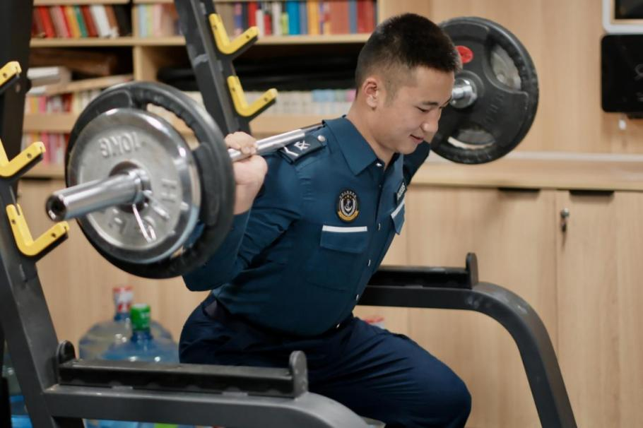 1月23日，在中國(guó)海警海鷗艦上，執(zhí)法員在值守間隙鍛煉身體。