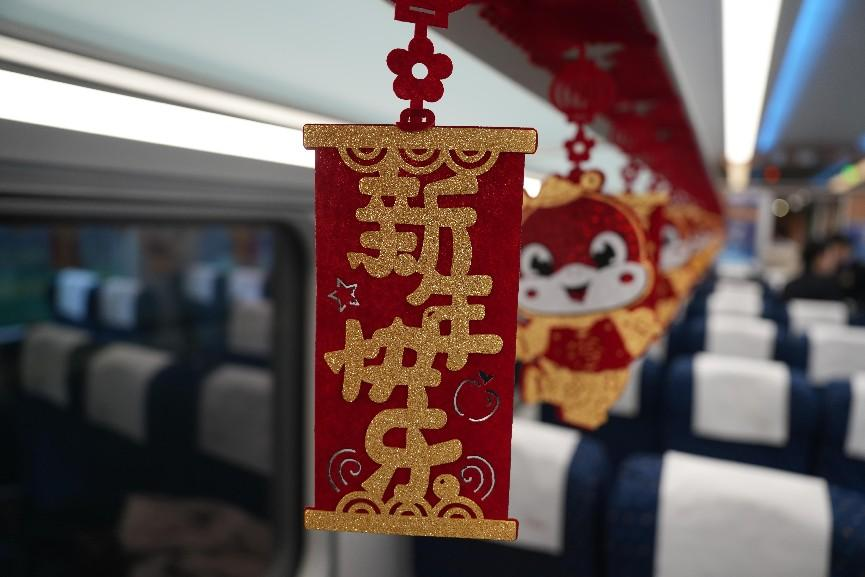 “井岡山號(hào)”列車春晚車廂布置。人民網(wǎng) 歐陽(yáng)易佳攝