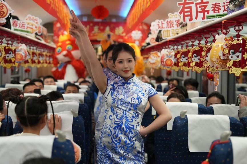 列車乘務(wù)員身穿青花瓷元素服飾表演節(jié)目。人民網(wǎng) 歐陽(yáng)易佳攝