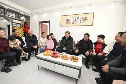 1月22日至24日，中共中央總書記、國家主席、中央軍委主席習(xí)近平冒著嚴(yán)寒來到遼寧，看望慰問基層干部群眾。這是22日下午，習(xí)近平在葫蘆島市綏中縣明水滿族鄉(xiāng)祝家溝村考察時，同村民王寶維一家圍坐一起拉家常。新華社記者 謝環(huán)馳 攝