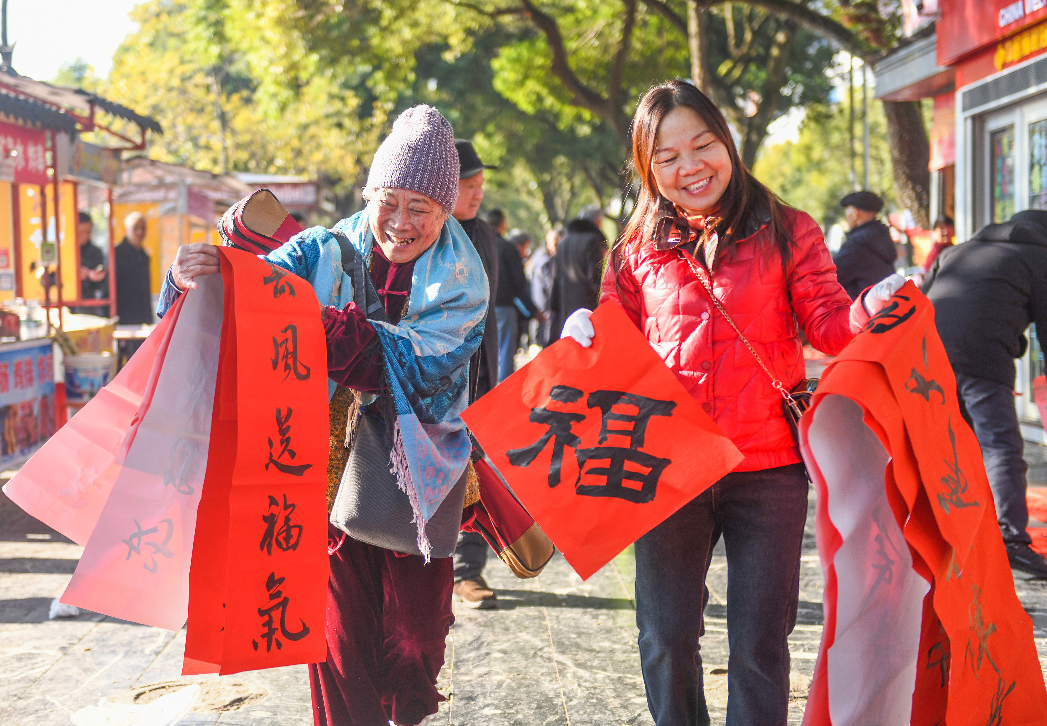 2025年1月13日，在湖南省永州市道縣西洲公園義工崗?fù)ぃ忻駛冾I(lǐng)到了書(shū)法志愿者為大家書(shū)寫(xiě)的春聯(lián)。