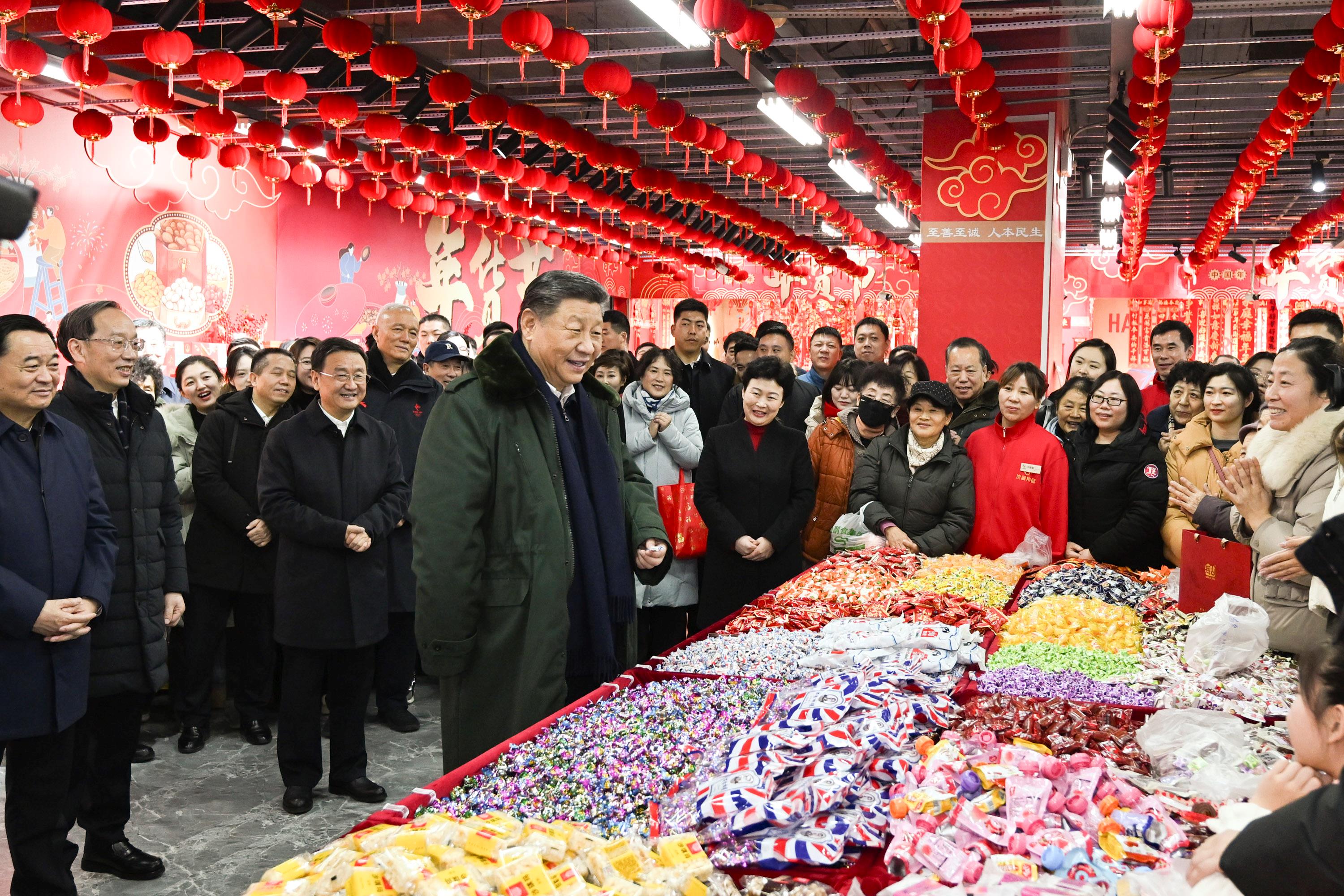 2025年1月23日，習近平總書記在遼寧沈陽大東副食品商場考察時，同店主和顧客親切交流，向大家致以新春祝福。