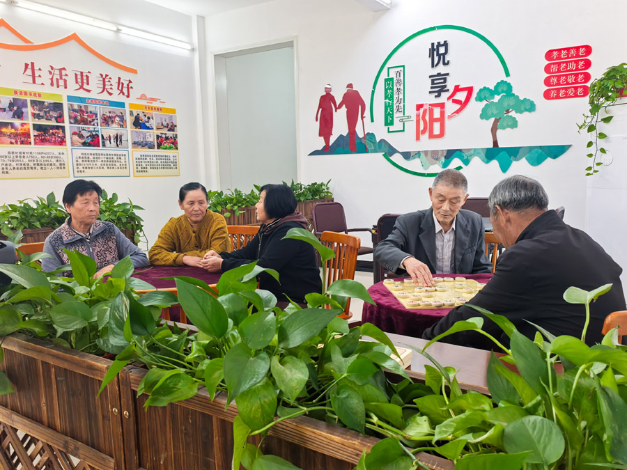 圖為湖北省咸寧市嘉魚縣潘家灣鎮(zhèn)四邑村養(yǎng)老服務(wù)驛站一角（2024年11月5日攝）。新華社記者 肖藝九 攝