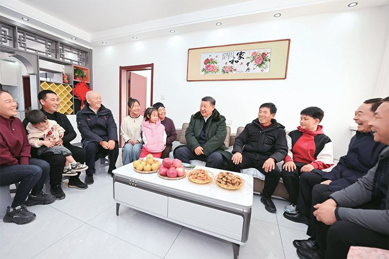 2025年1月22日至24日，中共中央總書記、國家主席、中央軍委主席習(xí)近平冒著嚴(yán)寒來到遼寧，看望慰問基層干部群眾。這是22日下午，習(xí)近平在葫蘆島市綏中縣明水滿族鄉(xiāng)祝家溝村考察時，同村民王寶維一家圍坐一起拉家常。 新華社記者 謝環(huán)馳/攝