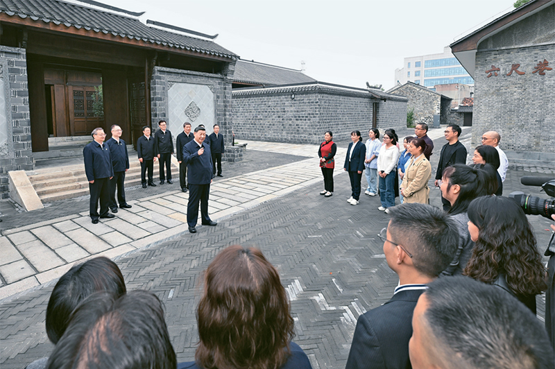 2024年10月17日至18日，中共中央總書記、國家主席、中央軍委主席習(xí)近平在安徽考察。這是17日下午，習(xí)近平在安慶桐城市六尺巷考察時，同當(dāng)?shù)鼐用窈陀慰陀H切交流。 新華社記者 申宏/攝