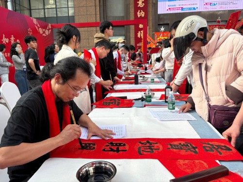活動現(xiàn)場贈送春聯(lián)和福字。人民網(wǎng) 陳葉欣攝