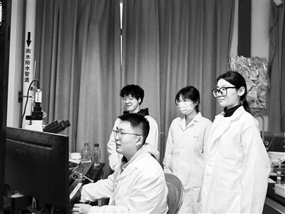 西安交通大學(xué)教授王昌河團(tuán)隊在進(jìn)行多巴胺分泌電化學(xué)檢測。受訪者供圖