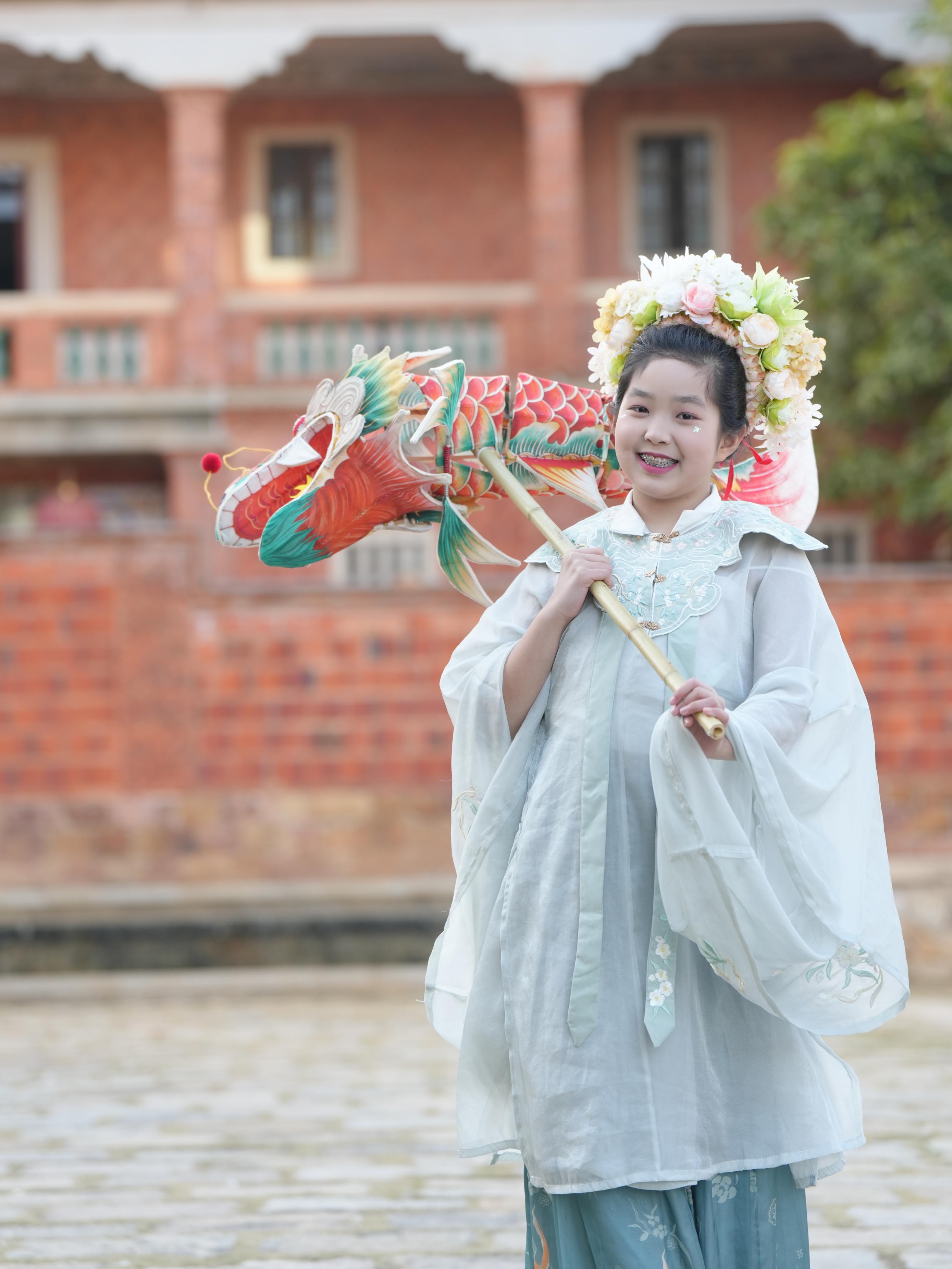 在泉州，沈女士為女兒拍下頭戴簪花的照片。受訪者供圖