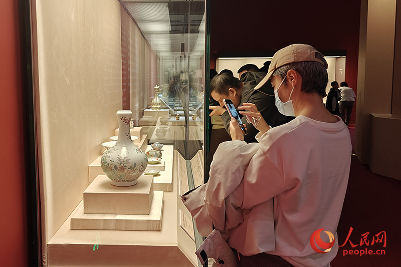 觀眾正在中國(guó)國(guó)家博物館參觀展覽。人民網(wǎng)記者 韋衍行攝