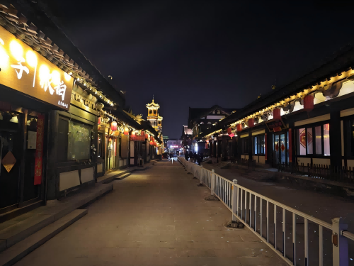 道歉公告發(fā)布后，夜晚10時(shí)的古城。人民網(wǎng)記者 黃鈺攝