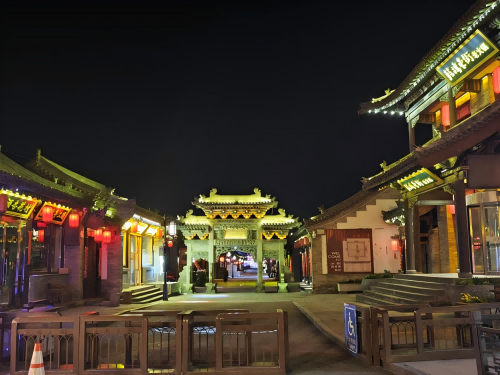 道歉公告發(fā)布后，凌晨5時(shí)的古城。人民網(wǎng)記者 黃鈺攝