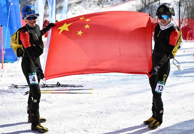 2月9日，中國隊(duì)選手次旦玉珍（左）與隊(duì)友于婧萱慶祝勝利。新華社記者 謝劍飛攝