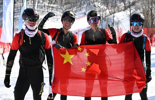 2月9日，包攬滑雪登山男子短距離前四名的中國隊(duì)選手賽后慶祝。新華社記者 謝劍飛攝