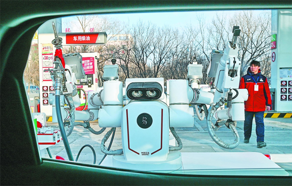 智能加油機(jī)器人在加能站工作。受訪者供圖