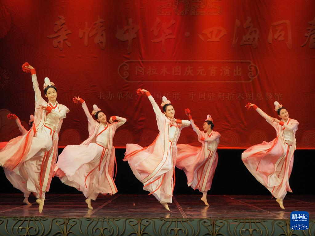 2月11日，在哈薩克斯坦阿拉木圖的阿拜國(guó)家歌劇和芭蕾舞劇院，中國(guó)演員表演舞蹈《元日霓裳》。新華社記者 趙宇 攝