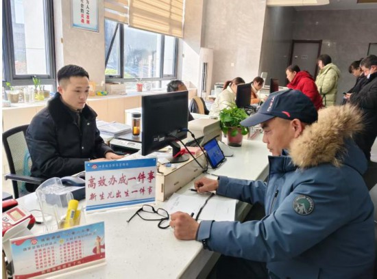 市民在 “高效辦成一件事” 窗口辦理業(yè)務(wù)。彭雪松攝