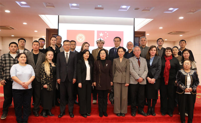 與會(huì)人員合影。中國(guó)駐吉爾吉斯斯坦使館供圖
