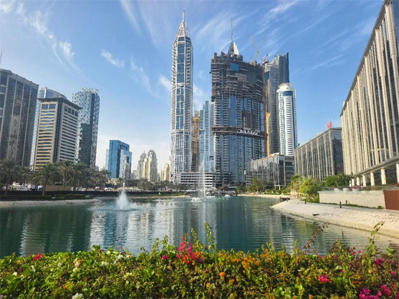 正在建設(shè)中的卡瓦利卡薩高層住宅項目（圖中有腳手架建筑）。 中建中東供圖 