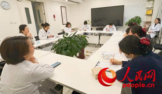 交班會上，海淀醫(yī)院安寧療護(hù)團(tuán)隊討論患者和家屬需求。人民網(wǎng)記者 金慧慧攝
