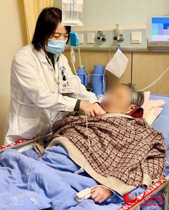 廖澤燕為張婆婆聽(tīng)診。人民網(wǎng)記者 金慧慧攝