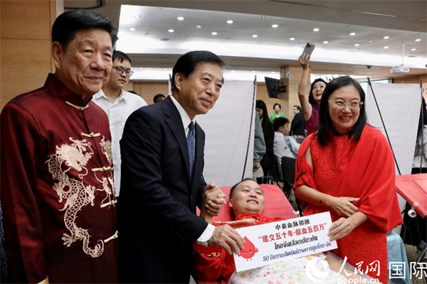 韓志強(qiáng)大使與獻(xiàn)血者代表合影。朱瀟逸攝
